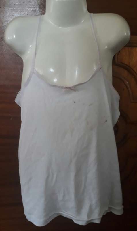 GIRLS WHITE TOP NO MAKE / SIZE - IT HAS A FEW MARKS ON IT