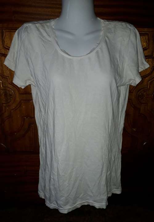SPECIAL!! LADIES WHITE T-SHIRT - RT - S - MAY HAVE A FEW MARKS ON IT