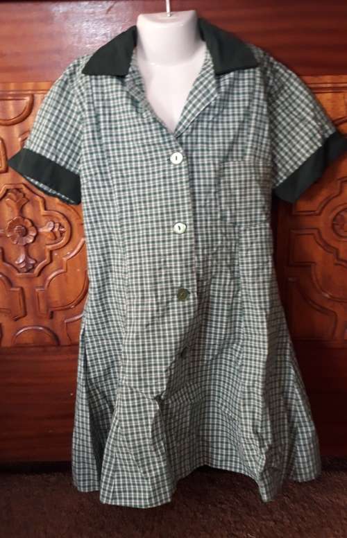 GIRLS GREEN & WHITE SCHOOL DRESS - JASMINE'S CLOTHING - SIZE 12