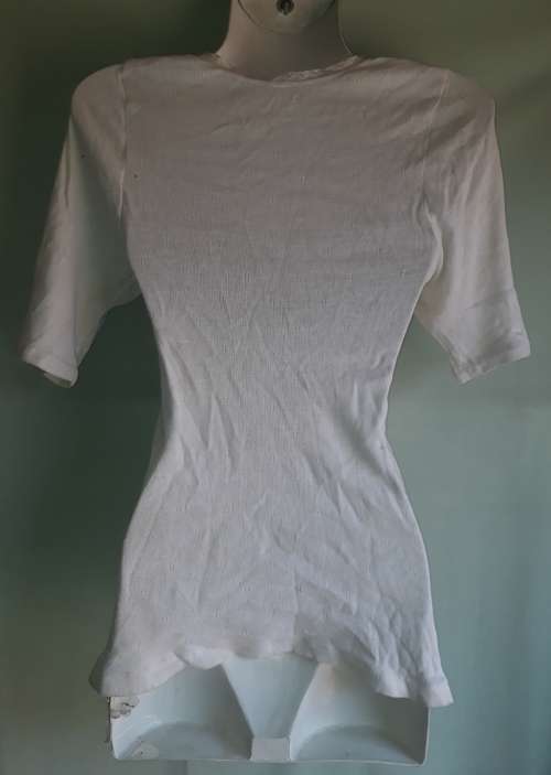 LADIES WHITE T-SHIRT - NO NAME - LOOKS LIKE A SMALL SIZE