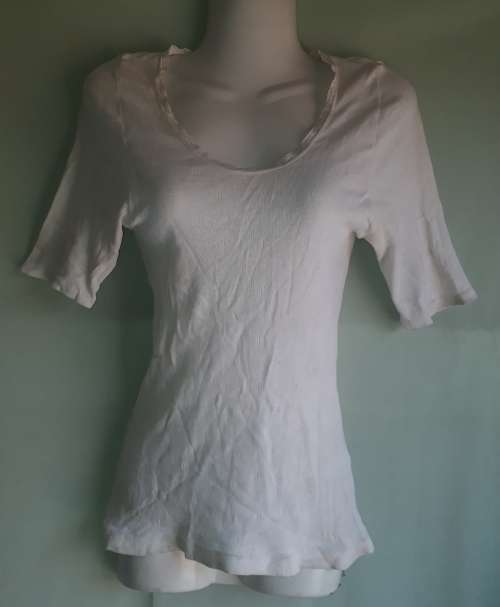 LADIES WHITE T-SHIRT - NO NAME - LOOKS LIKE A SMALL SIZE