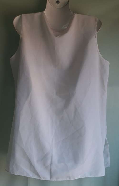 LADIES SLEEVELESS WHITE TOP - PENNY C - SIZE 18