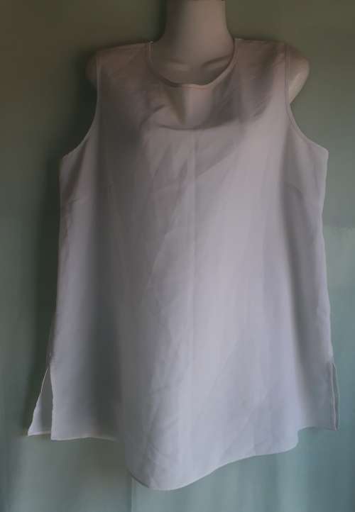 LADIES SLEEVELESS WHITE TOP - PENNY C - SIZE 18