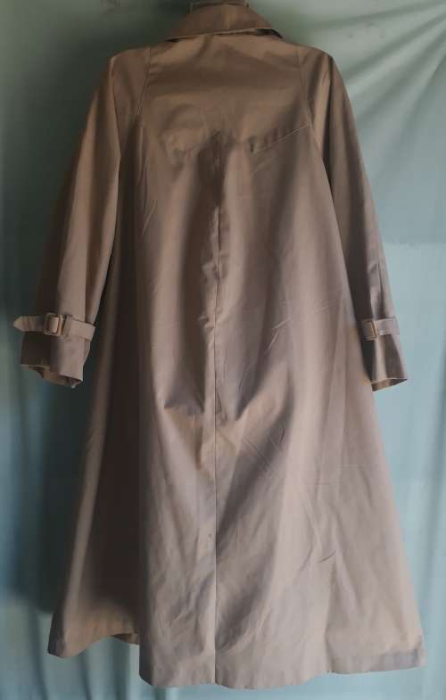 LADIES BEIGE LONG COAT - NO MAKE OR SIZE - LOOKS LIKE A BIG SIZE