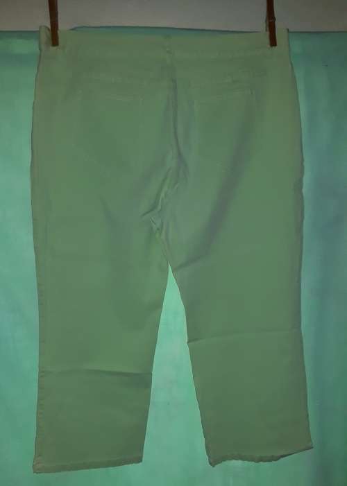 LADIES LIGHT GREEN JEANS - MAKE: QUEENS PARK - SIZE: 18