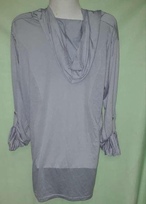 LADIES GREY TOP WITH A HOODIE - MAKE: TRAIL - SIZE: XL