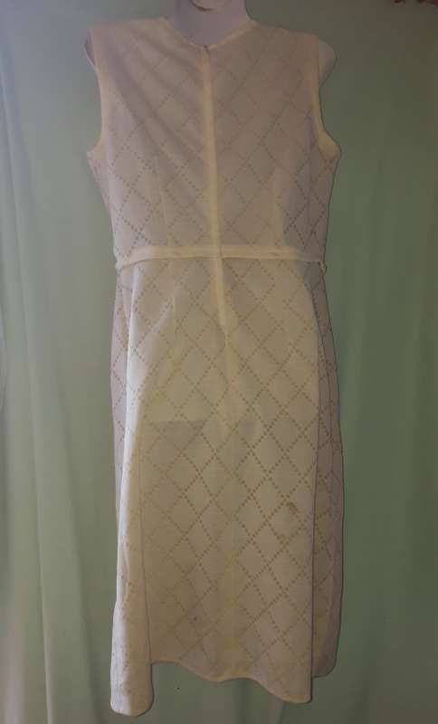 LADIES: CREAM & GREEN DRESS - MAKE: NO MAKE - SIZE: NO SIZE