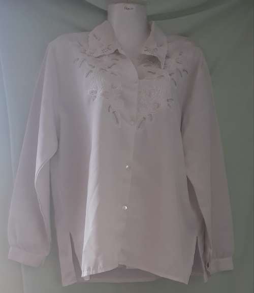 LADIES: WHITE WHITE BLOUSE - MAKE: NO MAKE - SIZE: NO SIZE
