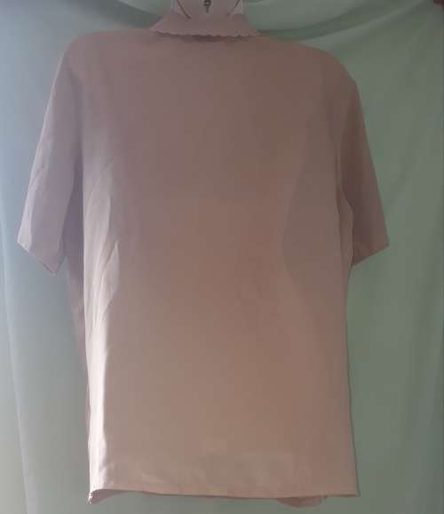 LADIES: BEIGE BLOUSE  - MAKE: SHIZHUANG - SIZE: NO SIZE