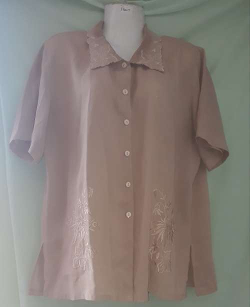 LADIES: BEIGE BLOUSE  - MAKE: SHIZHUANG - SIZE: NO SIZE