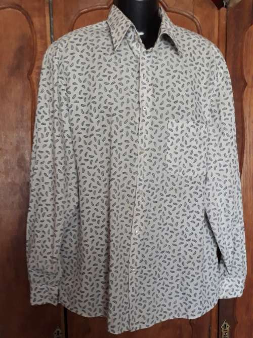 MENS: WHITE & BLUE SHIRT   - MAKE: SERVUS  - SIZE: 17 1/2