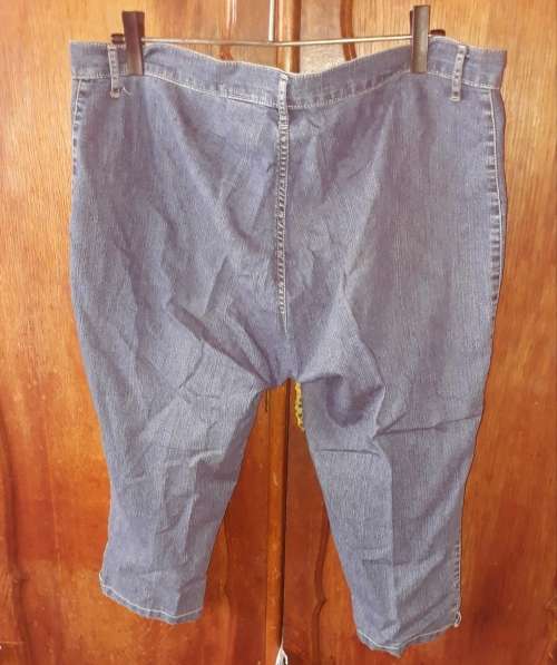 LADIES: BLUE 3/4 JEANS - MAKE: WOOLWORTHS  - SIZE: 42