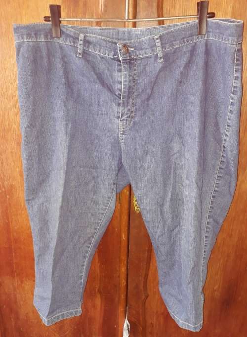 LADIES: BLUE 3/4 JEANS - MAKE: WOOLWORTHS  - SIZE: 42