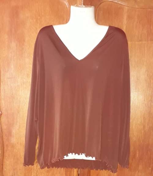 LADIES: BROWN TOP - MAKE: NO MAKE  - SIZE: NO SIZE