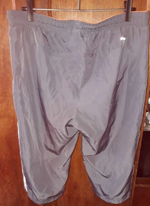 MENS: GREY SHORTS - MAKE: ADIDAS  - SIZE: L