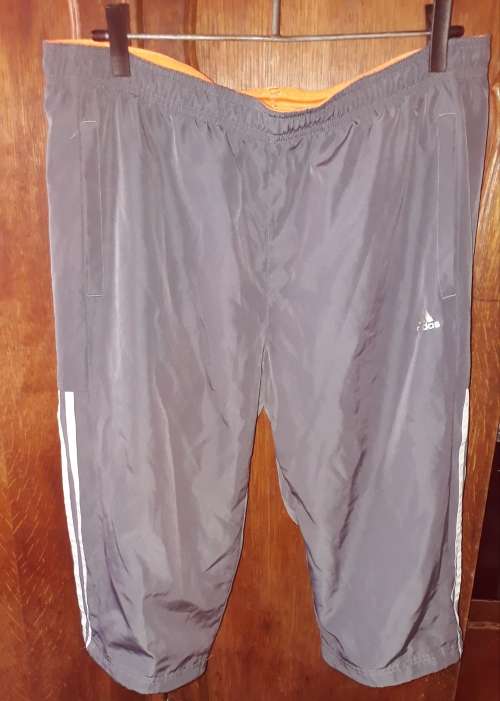 MENS: GREY SHORTS - MAKE: ADIDAS  - SIZE: L
