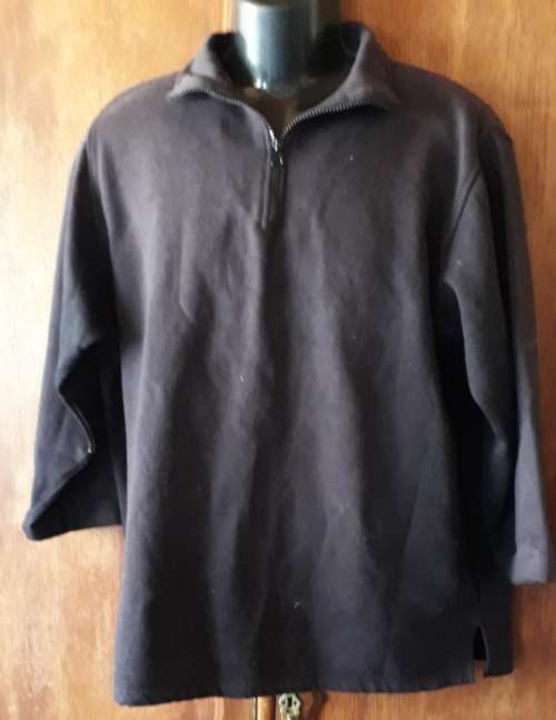 MENS: BLACK SWEATER TOP - MAKE: NO MAKE - SIZE: L