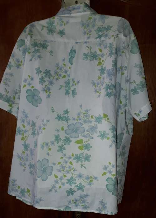 LADIES: WHITE & BLUE SHIRT - MAKE: COLLINS COLLECTION  - SIZE: NO SIZE