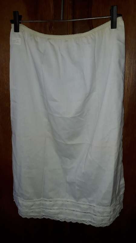 CHRISTMAS SPECIAL!!! SPECIAL: LADIES: WHITE PETTY COAT - MAKE: HYPERMARK - SIZE: M