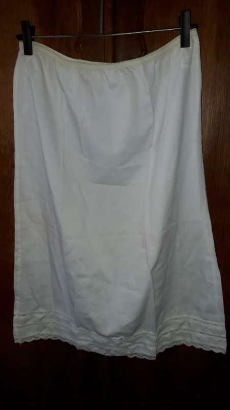 CHRISTMAS SPECIAL!!! SPECIAL: LADIES: WHITE PETTY COAT - MAKE: HYPERMARK - SIZE: M