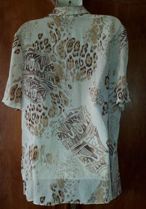 LADIES: MULTI COLOUR BLOUSE - MAKE: MH - SIZE: 18