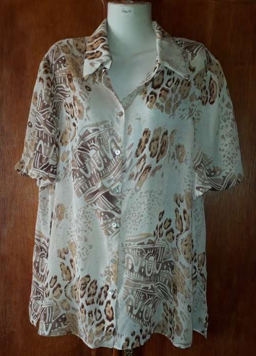 LADIES: MULTI COLOUR BLOUSE - MAKE: MH - SIZE: 18