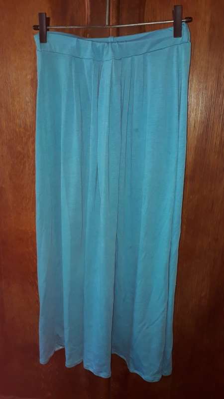 CHRISTMAS SPECIAL!!! LADIES:  LONG BLUE SKIRT - MAKE: CASUAL INSYNC - SIZE: 32