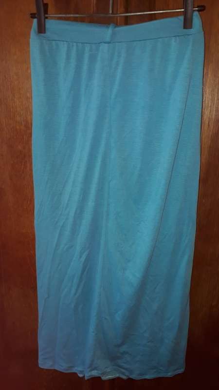 CHRISTMAS SPECIAL!!! LADIES:  LONG BLUE SKIRT - MAKE: CASUAL INSYNC - SIZE: 32