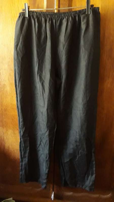 CHRISTMAS SPECIAL!!! LADIES:  THIN BLACK PANTS - MAKE: NO MAKE - SIZE: LOOKS M TO L