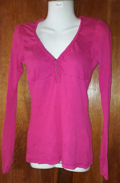SPECIAL: LADIES: PINK TOP - MAKE: NO MAKE - SIZE: LOOK S TO M