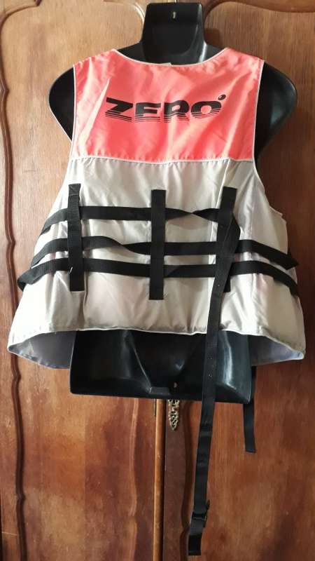 MENS: MULTI COLOUR LIFE JACKET - MAKE: ZERO - SIZE: 80KG