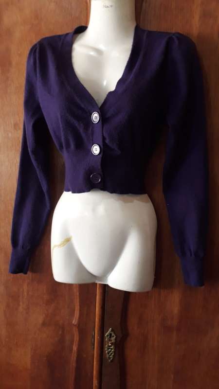 LADIES: SHORT PURPLE TOP - MAKE: ART - SIZE: S