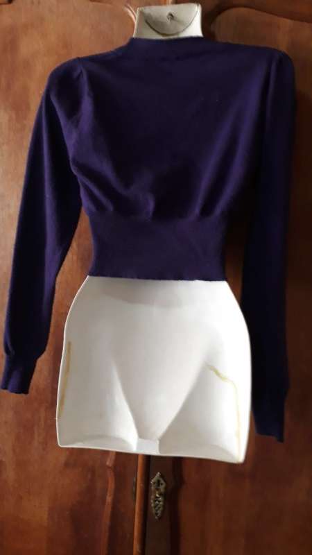LADIES: SHORT PURPLE TOP - MAKE: ART - SIZE: S