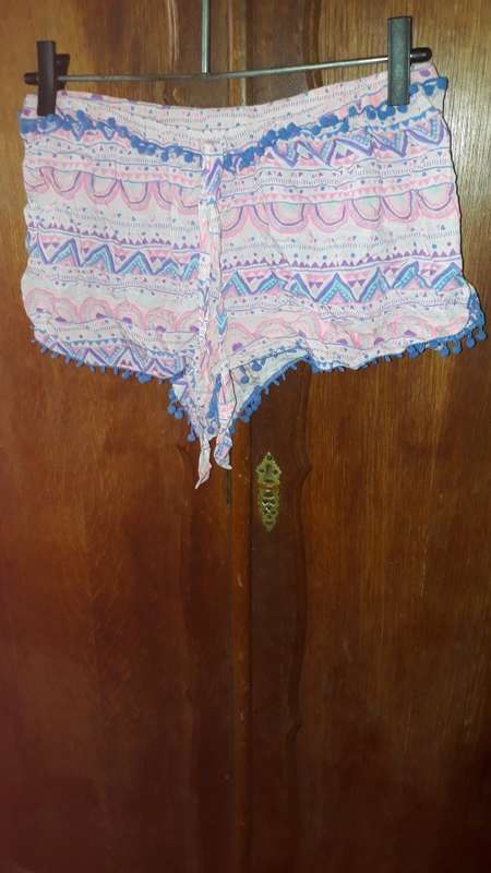 LADIES: PINK MULTI COLORED SHORTS - MAKE: BODY - SIZE: M
