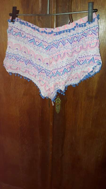 LADIES: PINK MULTI COLORED SHORTS - MAKE: BODY - SIZE: M