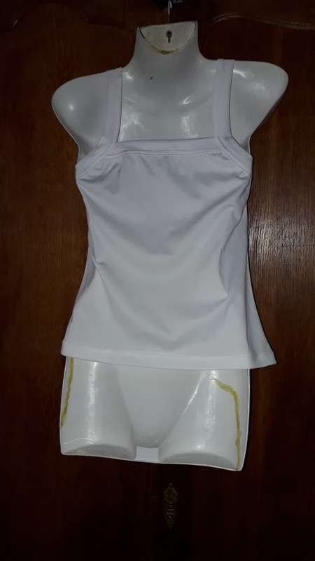 LADIES: WHITE TOP - MAKE: NO MAKE - SIZE: NO SIZE