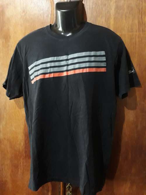 MENS: BLACK T-SHIRT - MAKE: NO MAKE - SIZE: NO SIZE