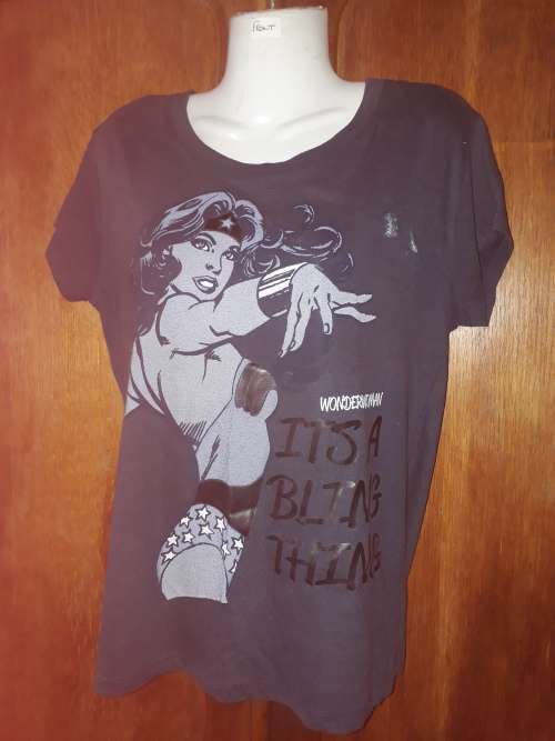 LADIES: BLACK T-SHIRT - MAKE: NO MAKE - SIZE: S