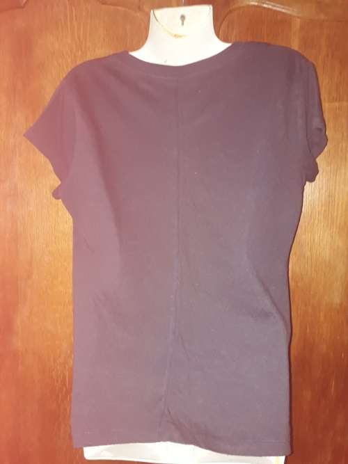 LADIES: BLACK T-SHIRT - MAKE: NO MAKE - SIZE: S