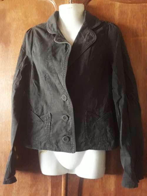 LADIES: SHORT BLACK JACKET - MAKE: JAY JAYS - SIZE: 12