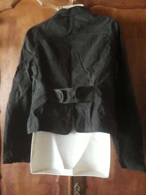 LADIES: SHORT BLACK JACKET - MAKE: JAY JAYS - SIZE: 12