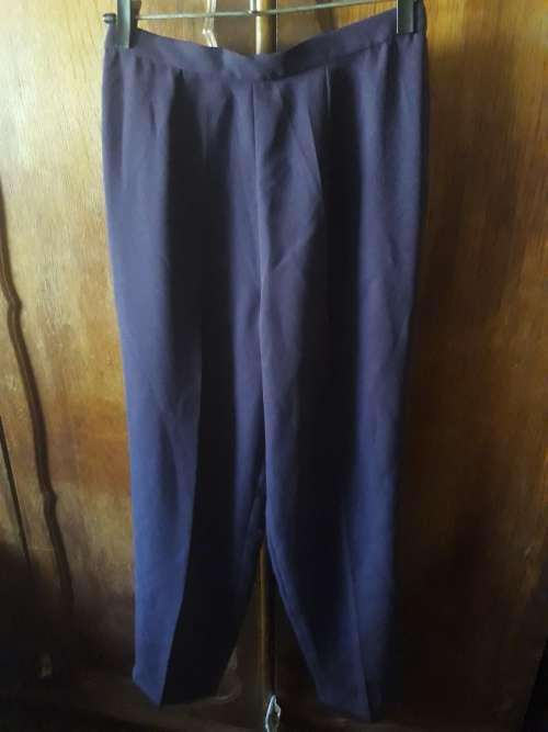 LADIES: BLUE PANTS - MAKE: NO MAKE - SIZE: LOOKS LIKE 34