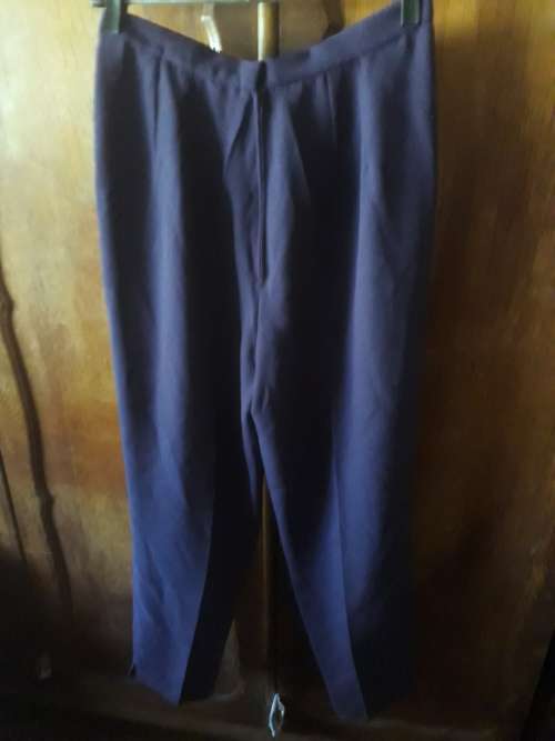LADIES: BLUE PANTS - MAKE: NO MAKE - SIZE: LOOKS LIKE 34