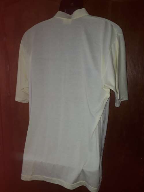 MENS: YELLOW GOLF SHIRT - MAKE: BLUE MAX - SIZE: L