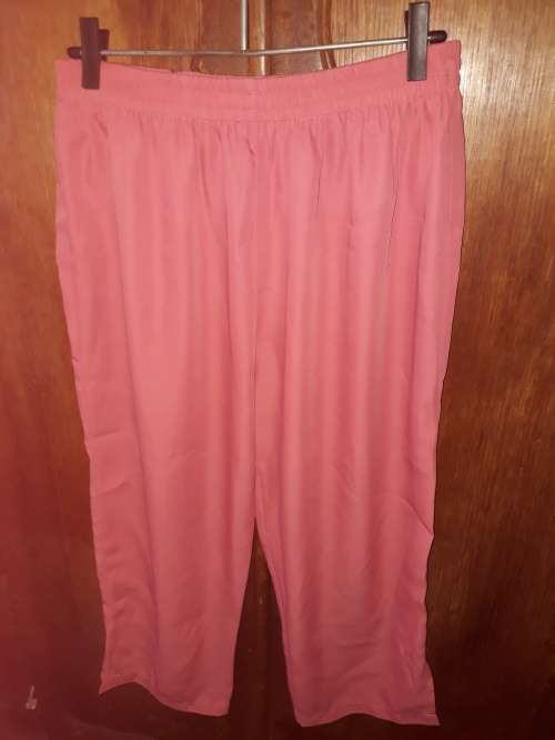 LADIES: DARK ORANGE 3/4 PANTS - MAKE: NO MAKE - SIZE: XL