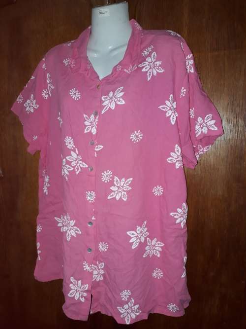 LADIES: PINK & WHITE SHIRT - MAKE: FRESH PRODUCE  - SIZE: 18