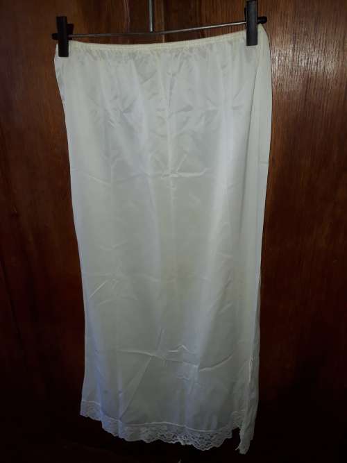 LADIES:CREAM PETTYCOAT - MAKE: NO MAKE - SIZE: NO SIZE