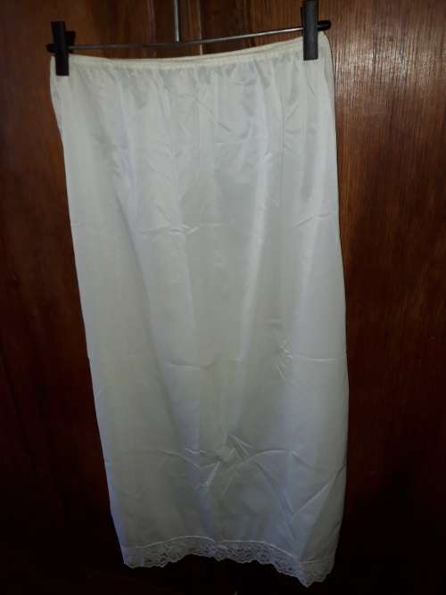 LADIES:CREAM PETTYCOAT - MAKE: NO MAKE - SIZE: NO SIZE