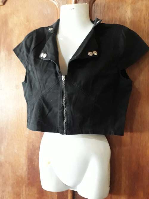 LADIES: SHORT BLACK TOP - MAKE: NO MAKE - SIZE: M