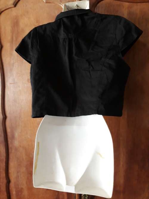 LADIES: SHORT BLACK TOP - MAKE: NO MAKE - SIZE: M